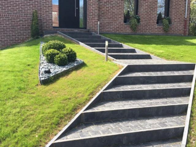 Escalier réalisé en pavés résine et pierre bleue,  mis en valeur par les espaces verts, secteur Jenlain