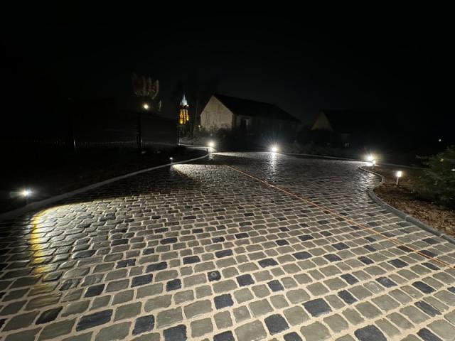 ALLEE EN PAVES COURTSTONES ET ECLAIRAGE IN LITE